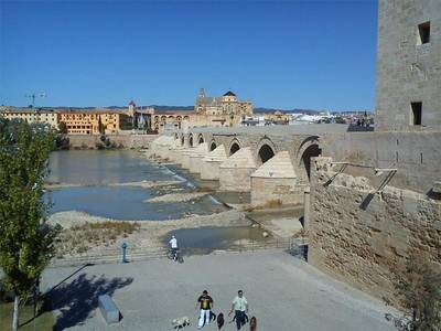 La Axerquía pide abrir un debate sobre el cierre del Puente Romano en Semana Santa