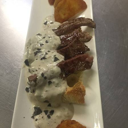 Filets de llom de vedella amb salsa de bolets amb pa de coca cruixent